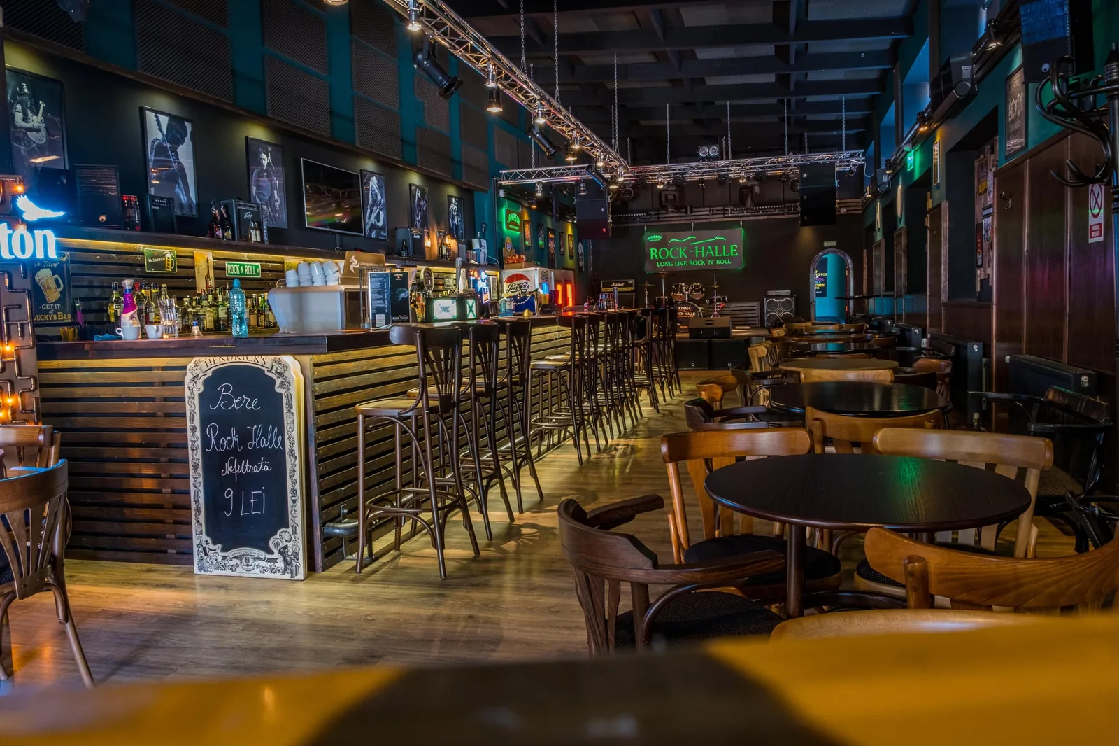 Rock Halle зі стільцями 789 і столами Bistro